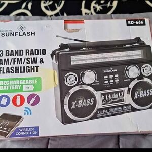 Black 3 Band Radio with Flashlight